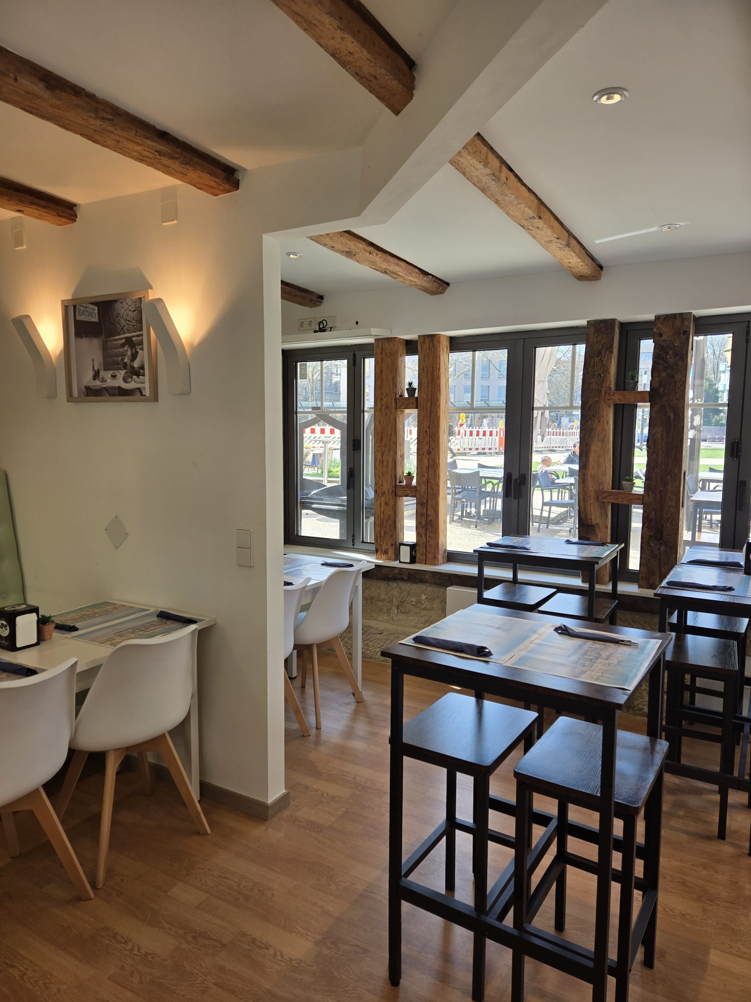 Eataly Hauptbereich mit Barhockern und großen Fenstern