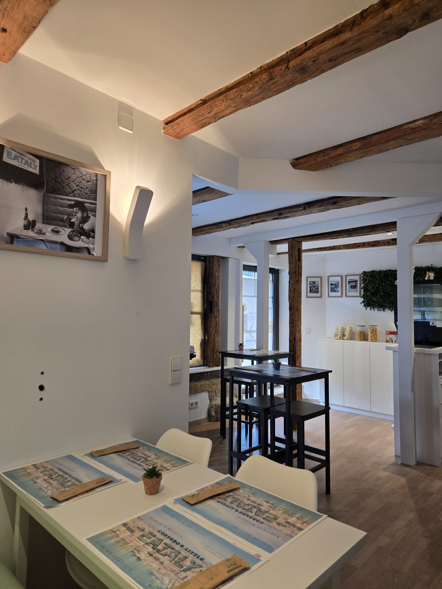 Gemütlicher Essbereich mit rustikalen Holzbalken