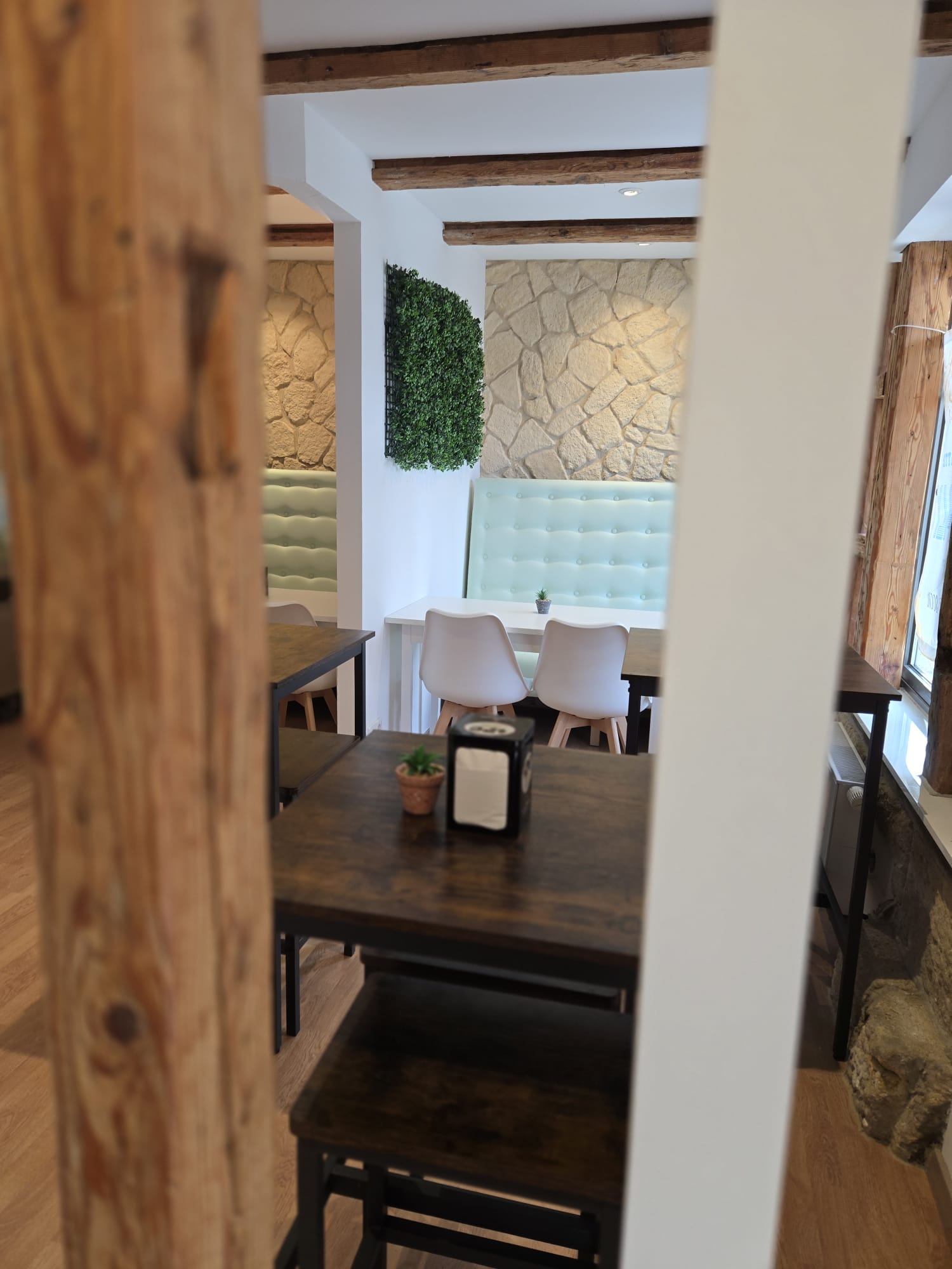 Sitzecke mit Steinwand und mediterranem Flair