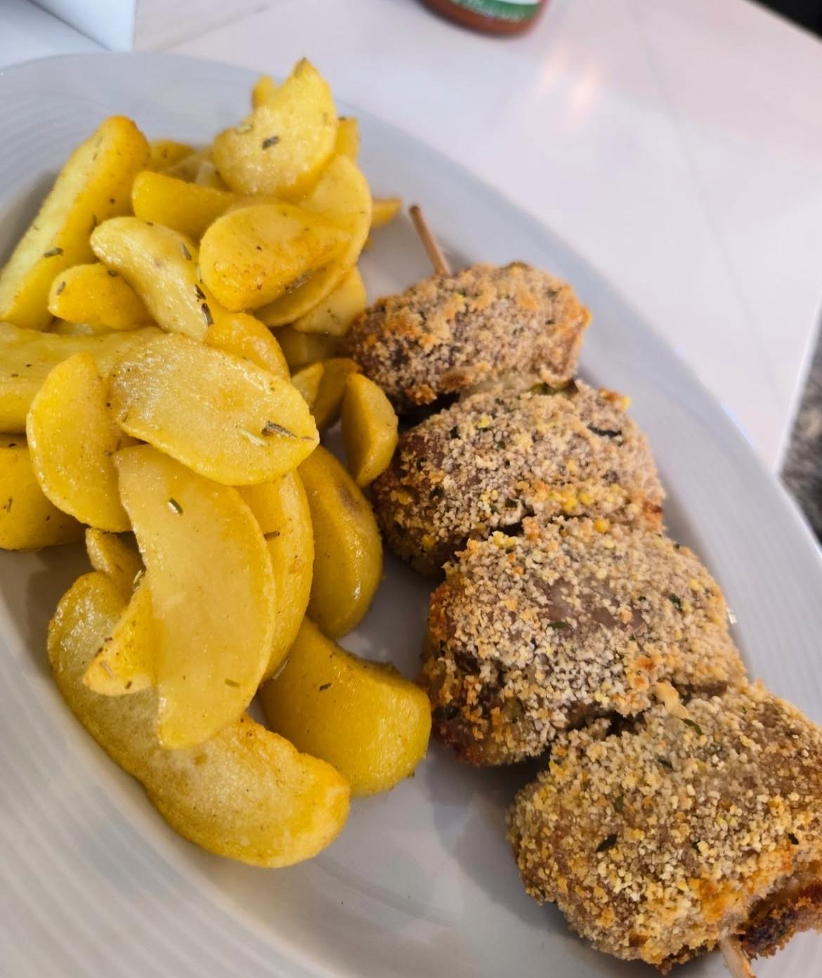 Kartoffelgericht mit Fleischspießen